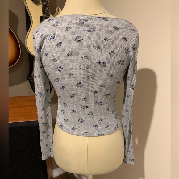 Ivy and Main size medium long sleeve crop top. Gray with tiny blue flowers - Picture 3 of 4